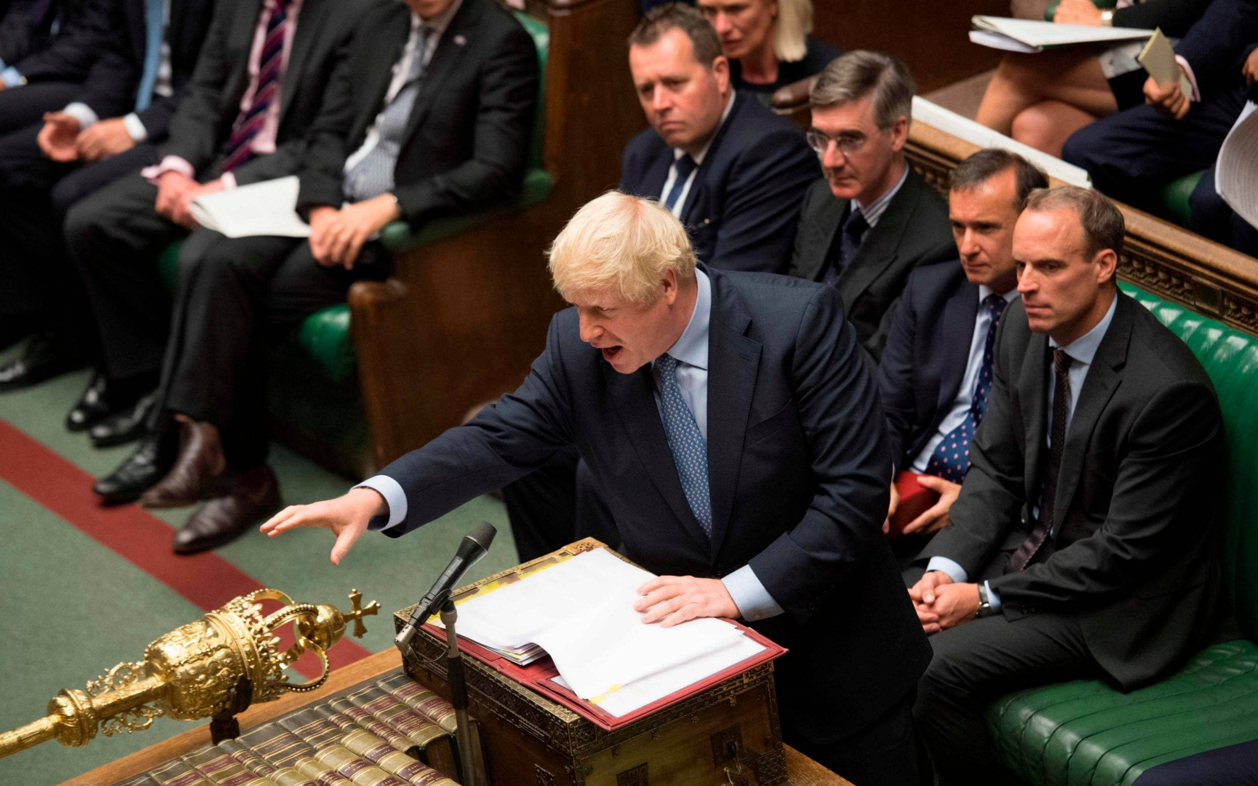 Boris Johnson 桌布 壁紙 — 鮑里斯·強森在英國下議院華麗的綠色皮革長椅上熱情地發表演說。