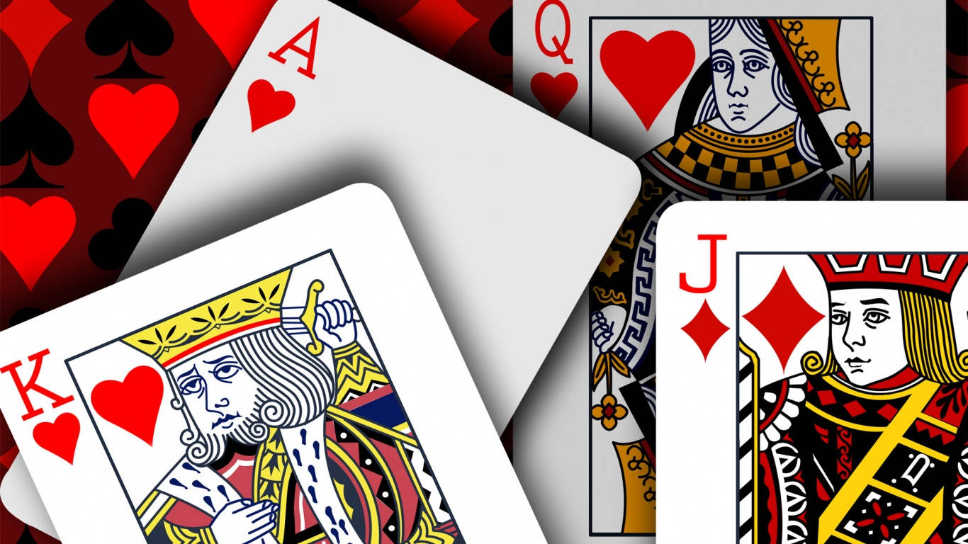 Cards 桌布 壁紙 — 鮮明的撲克牌，上面有紅色和黑色花色的皇室人物，在圖案背景上動態排列。