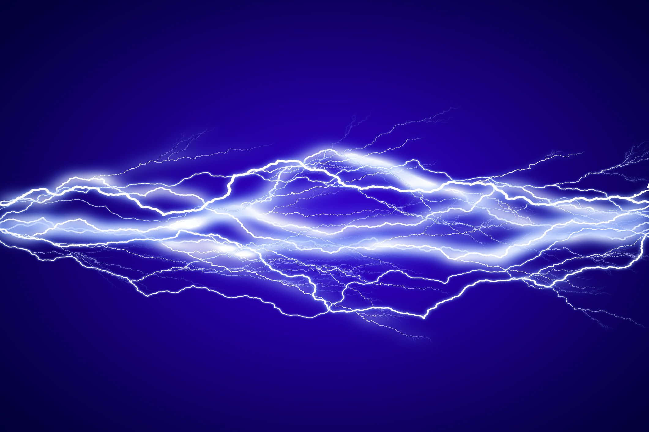 Electric 桌布 壁紙 — 鮮明的白色閃電在深寶藍色的天空中劈啪作響，呈現動態的電光展示。