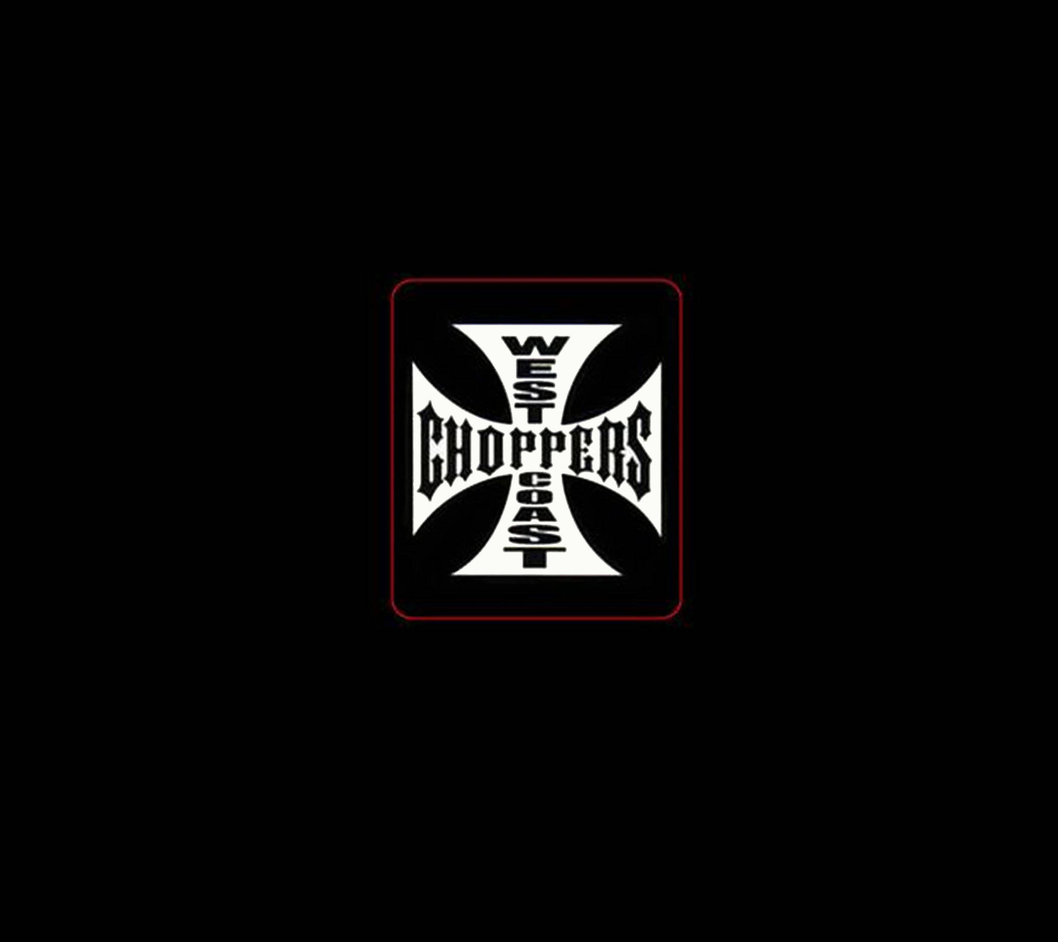 Choppers 桌布 壁紙 — 鮮明的黑色背景上有一個白色十字形標誌，粗體黑色文字寫著「WEST CHOPPERS COAST」，並以紅色勾勒輪廓。