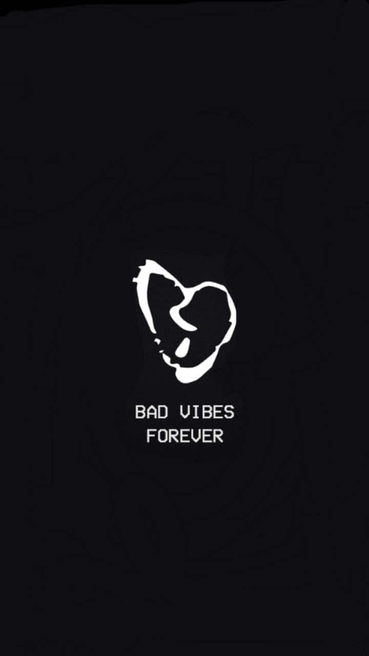 Bad Vibes 桌布 壁紙 — 鮮明的黑色背景上有一個白色風格化的心形標誌，下方有文字 bad vibes forever。