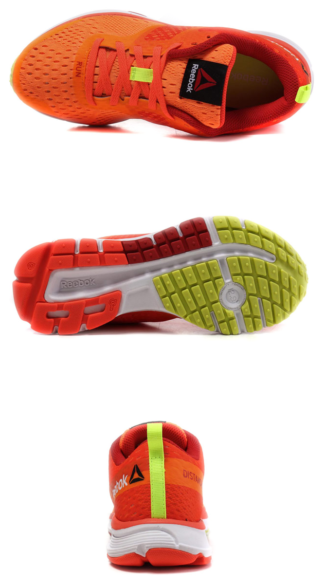 Reebok 桌布 壁紙 — 鮮橙色 Reebok 跑鞋從頂部、底部和後方角度顯示在黑色背景上。
