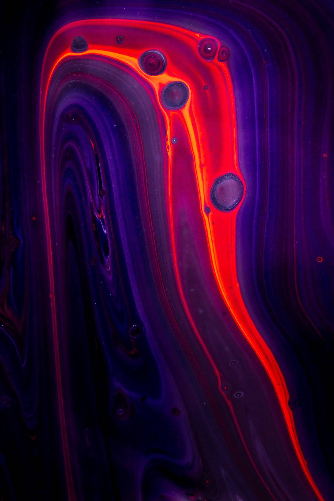 Aesthetic iPhone Xr 桌布 壁紙 — 鮮紅色和深紫色液體漩渦，帶有發光球體，構成迷人的抽象流體藝術作品。