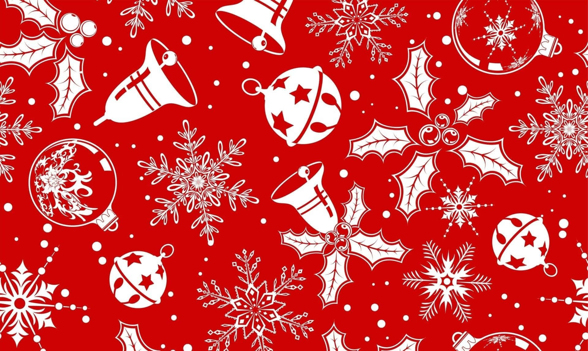Red Aesthetic Christmas 桌布 壁紙 — 鮮紅色壁紙，飾有白色聖誕裝飾品、雪花、冬青和鈴鐺，呈現節日重複圖案。