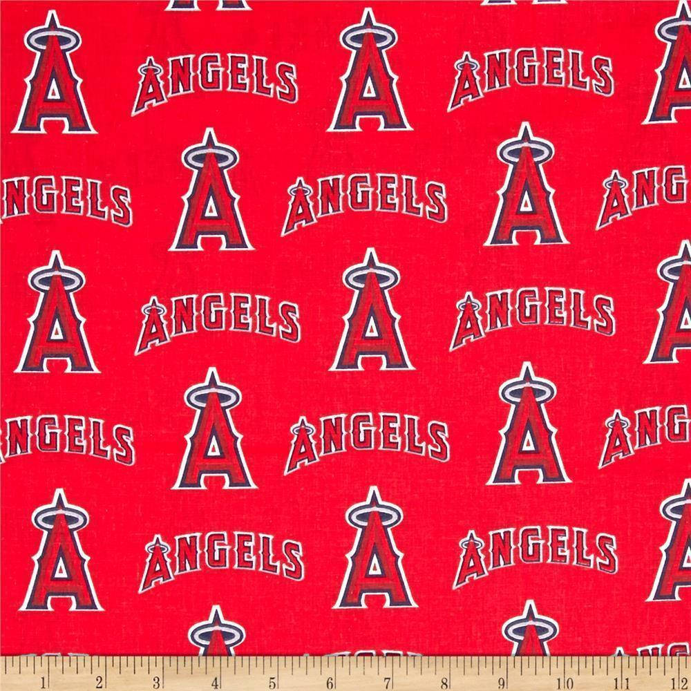 angels 桌布 壁紙 — 鮮紅色布料，帶有重複的天使隊棒球標誌和文字圖案，用尺子測量。