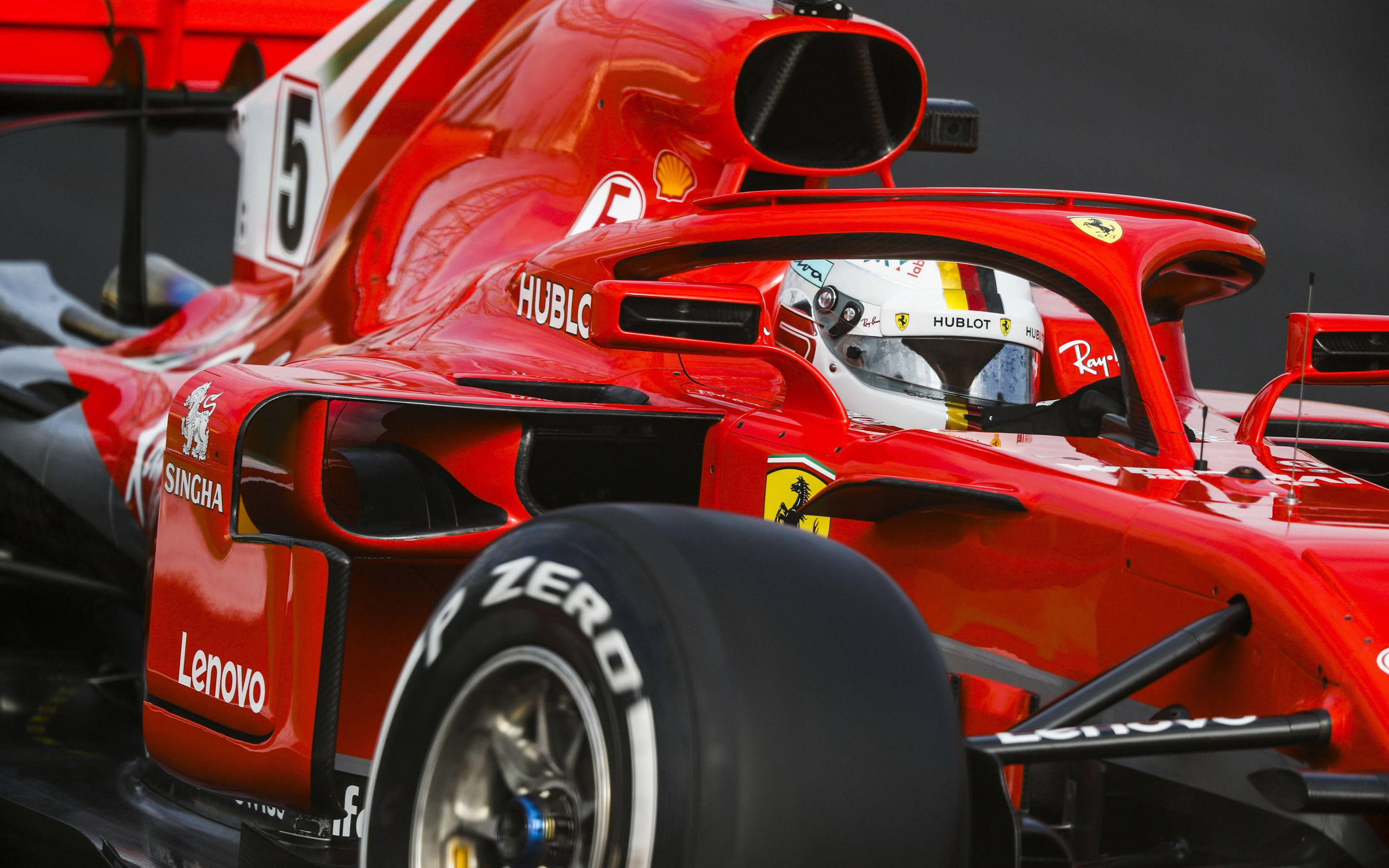 ferrari f1 2018 桌布 壁紙 — 鮮紅色法拉利一級方程式賽車的特寫，駕駛員通過駕駛艙可見。