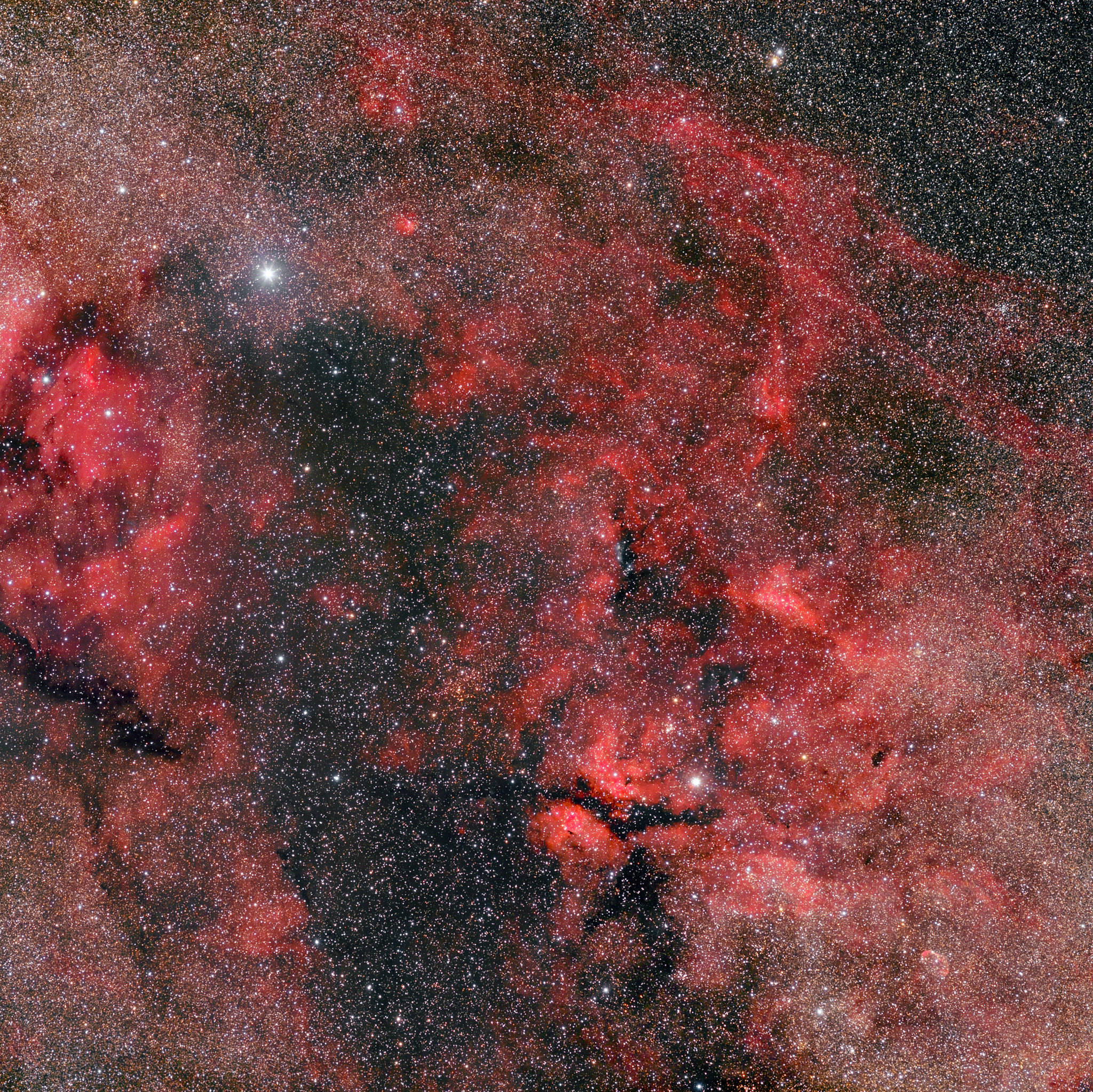 星雲 桌布 壁紙 — 鮮紅色的宇宙雲團在深空星雲中與無數恆星交織旋轉。