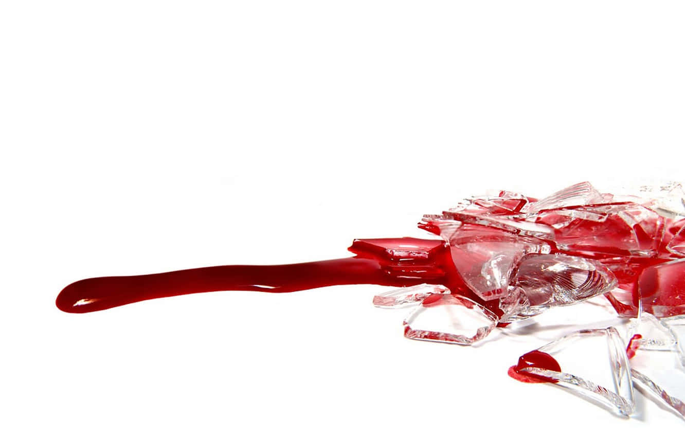 Blood 桌布 壁紙 — 鮮紅色的液體從破碎的玻璃碎片滴落，背景是純白色。