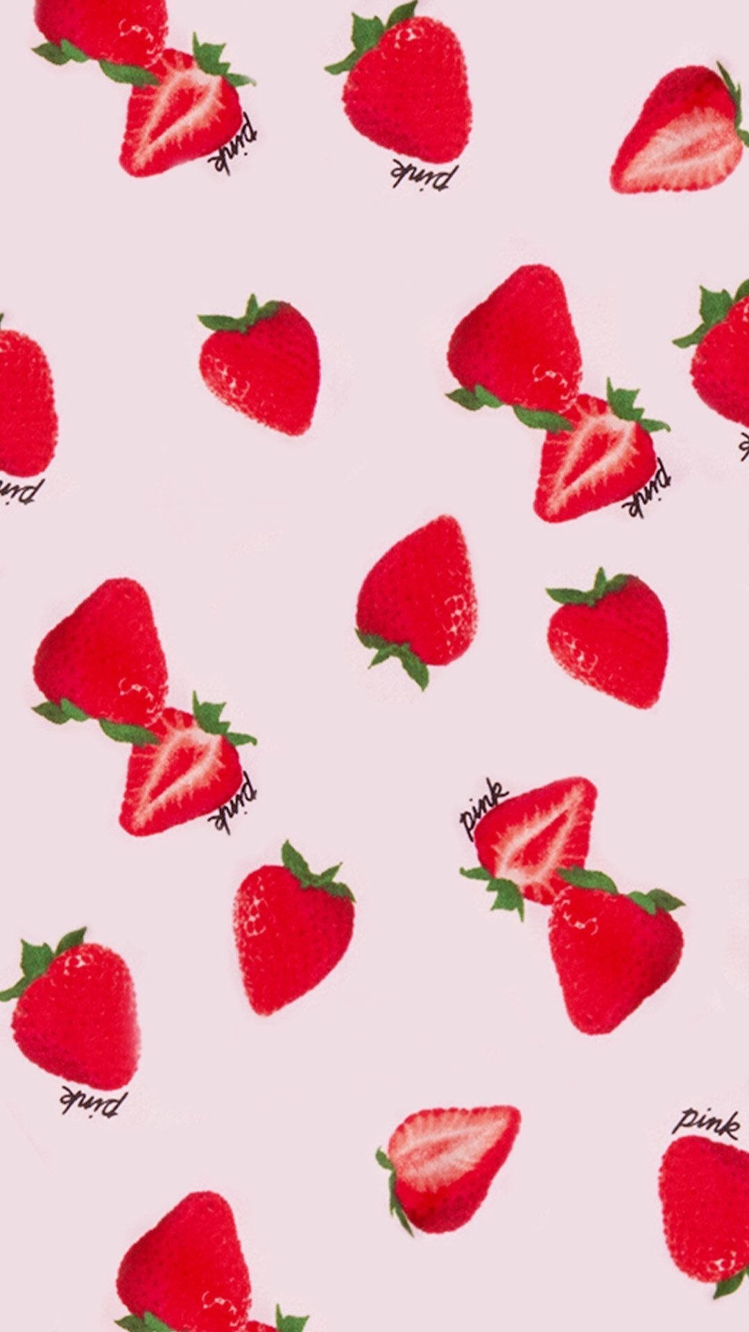 Strawberry Aesthetic 桌布 壁紙 — 鮮紅色的草莓配綠色頂部漂浮在柔和的粉紅色背景上，並以草書寫上粉紅色一詞。