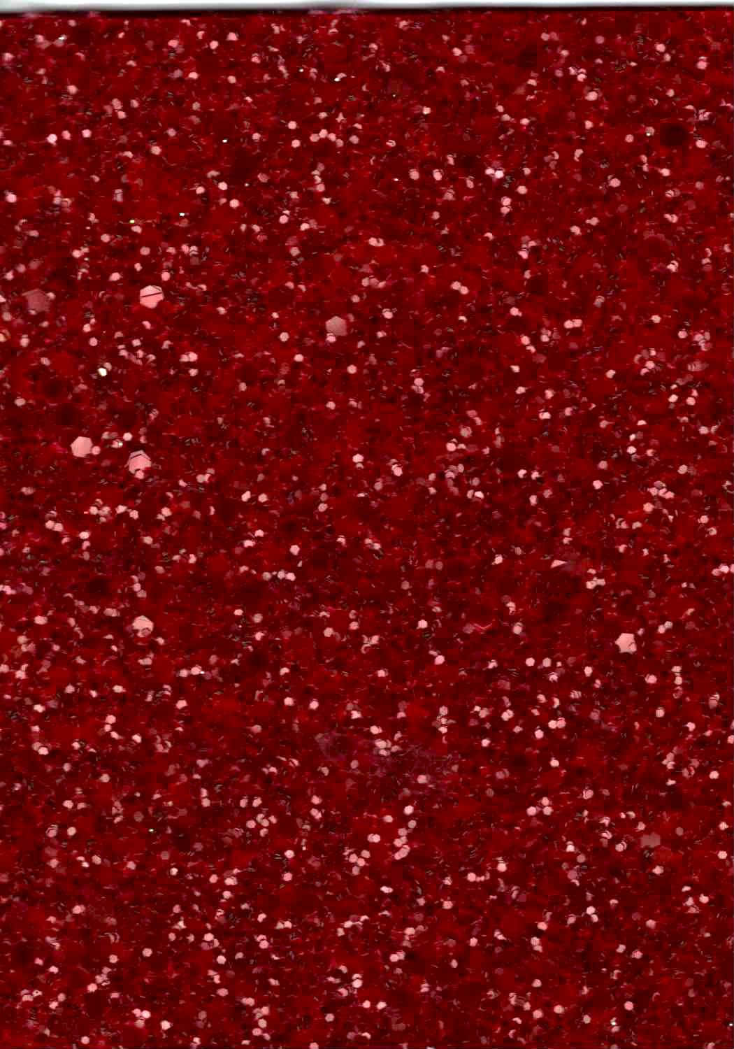 Red Glitter 桌布 壁紙 — 鮮紅色閃粉的特寫，閃爍的粒子在整個畫面中捕捉光線。