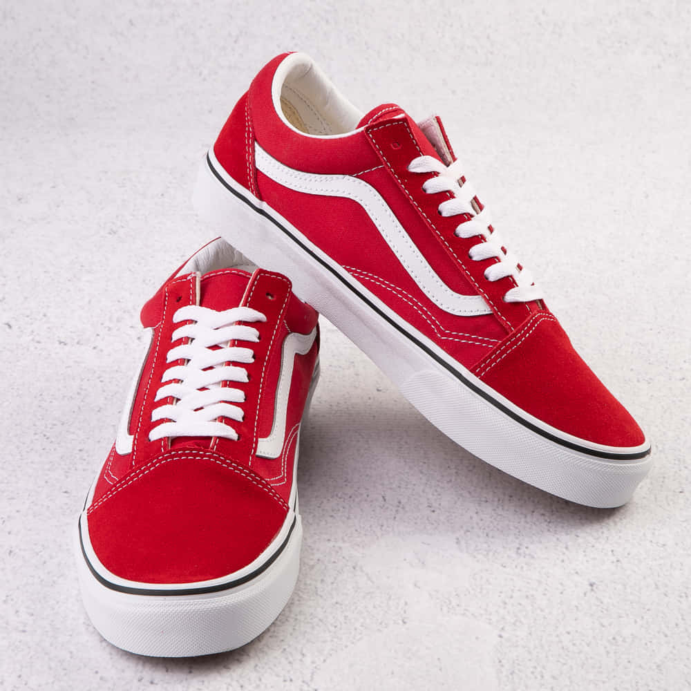 Vans 桌布 壁紙 — 鮮紅色麂皮Vans Old Skool運動鞋，白色鞋帶和經典側條紋，放置在淺灰色斑點表面上。