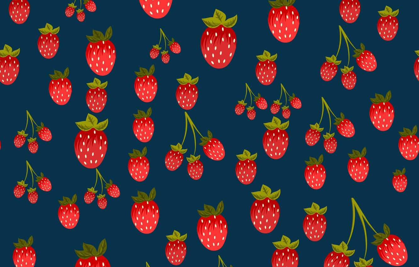 Strawberries 桌布 壁紙 — 鮮紅草莓配綠葉，散落在深海軍藍背景上，形成俏皮的重複圖案。