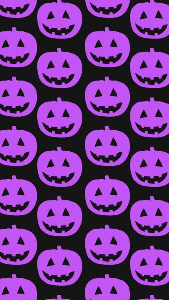 iPhone Cute Halloween 桌布 壁紙 — 鮮紫色的南瓜燈籠，帶著鋸齒狀的笑容，在純黑色背景上以大膽的網格重複排列。