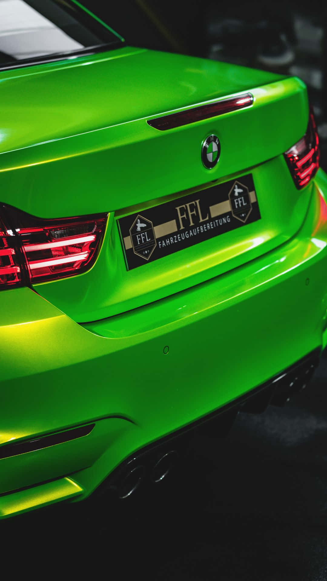 Android Bmw 桌布 壁紙 — 鮮綠色BMW跑車尾部的特寫，帶有發光的紅色尾燈和定製FFL調校牌。
