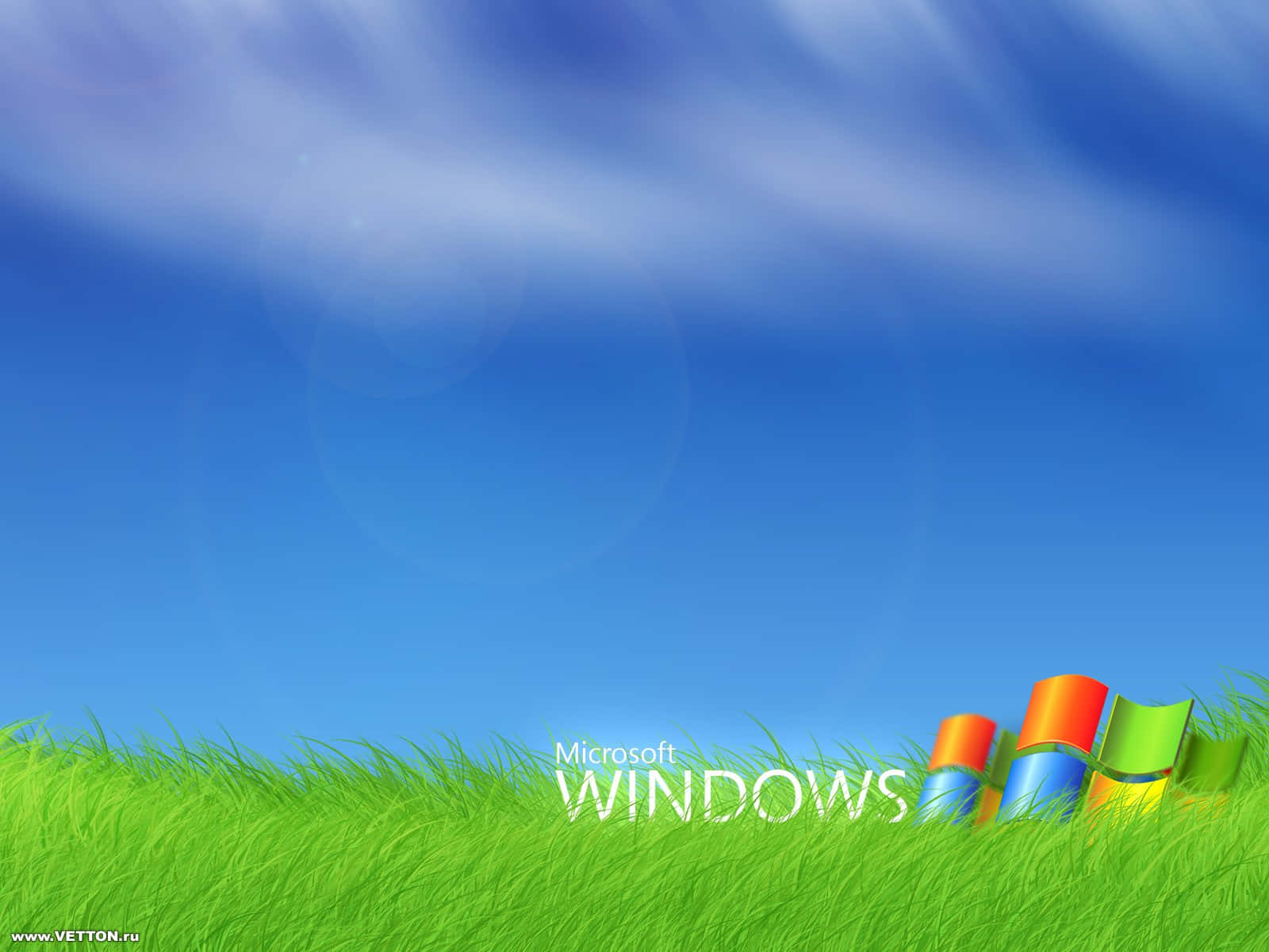 藍天下綠草地上的Windows標誌