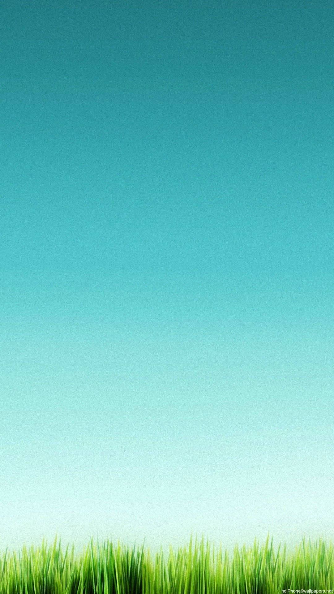 綠色天空 桌布 壁紙 — 鮮綠色草葉在底部延伸，背景是從藍綠色漸變到淡藍色的寧靜漸變天空。