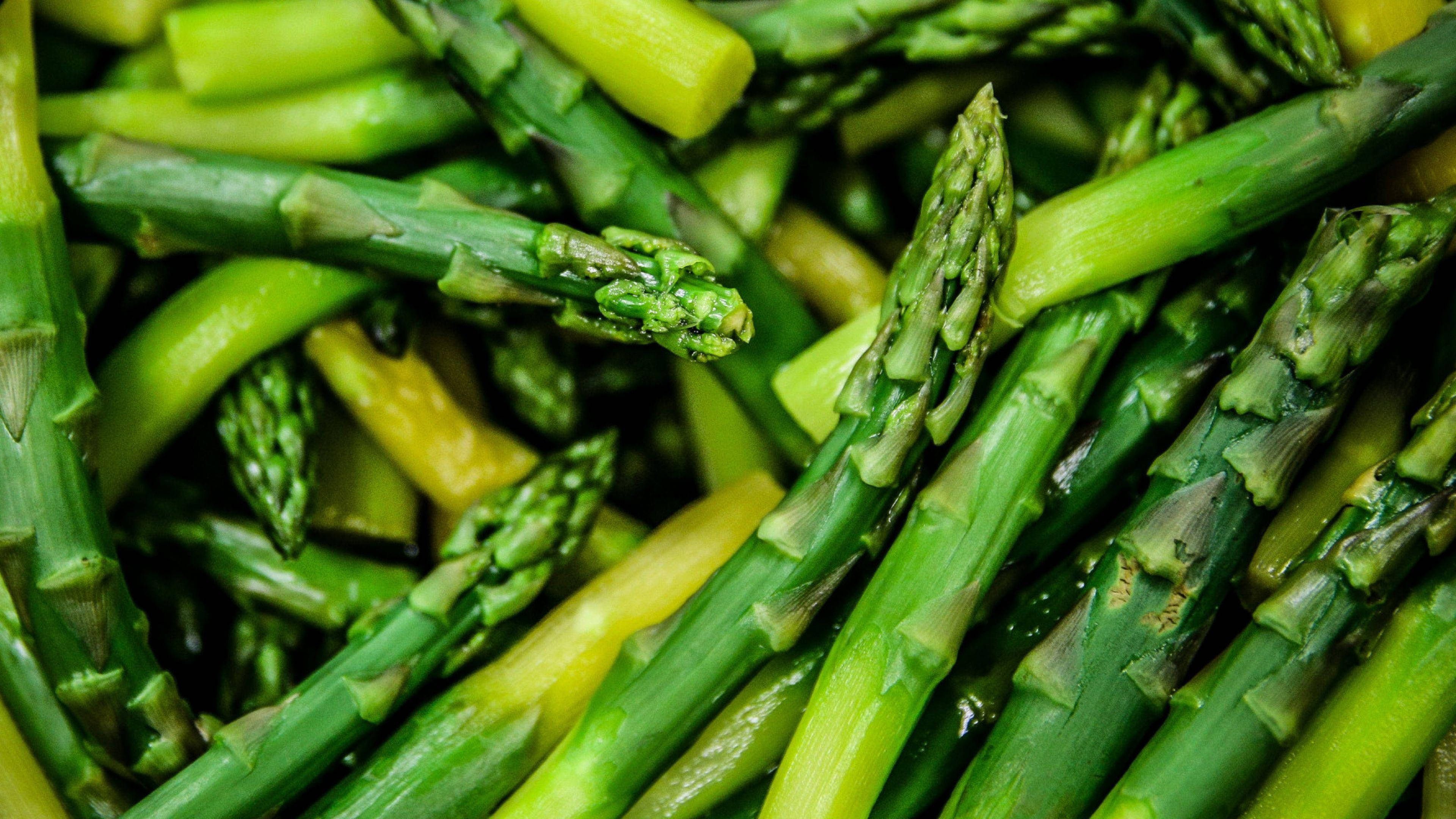 diet 桌布 壁紙 — 鮮綠色蘆筍嫩尖和紋理莖部的特寫。