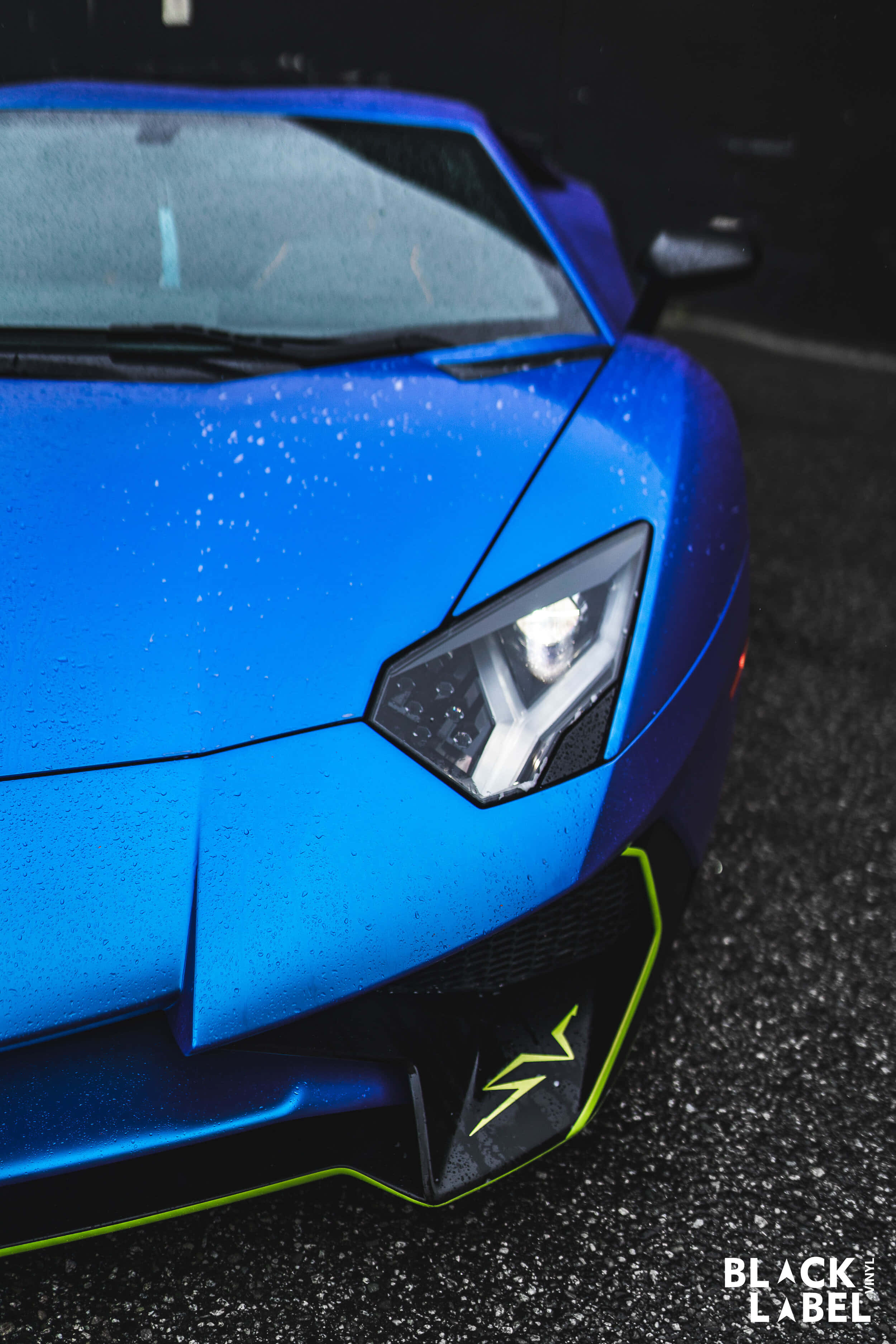 Supercars 桌布 壁紙 — 鮮藍色藍寶堅尼的近距離特寫，帶有螢光綠色點綴，光滑引擎蓋上閃爍著雨滴。