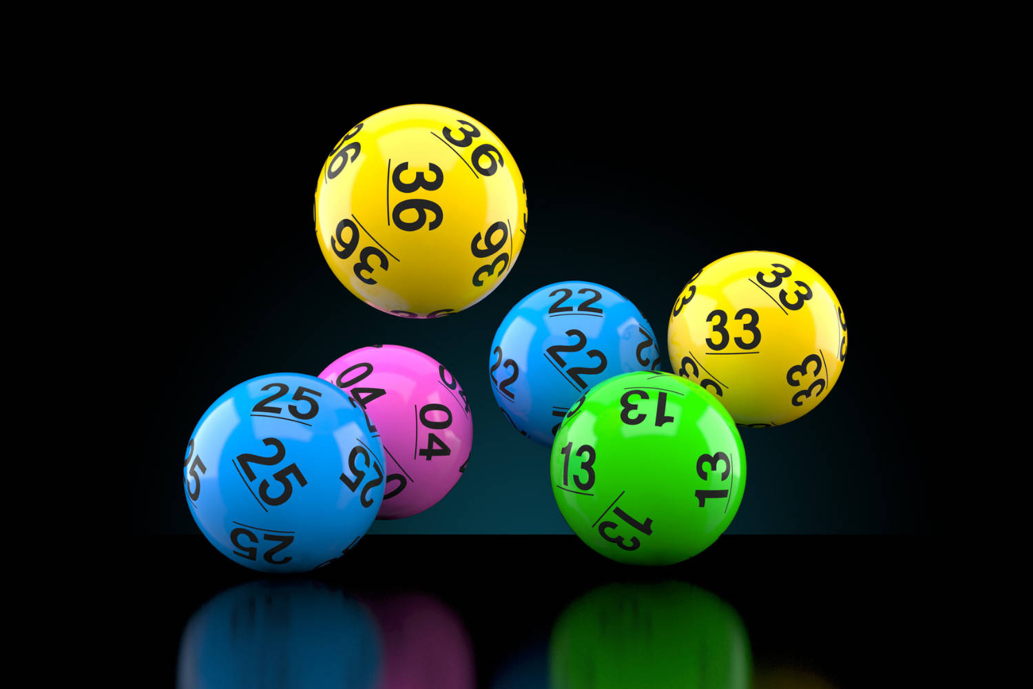 Powerball 桌布 壁紙 — 鮮豔光澤的彩票球帶有數字，在深色反光表面上動態漂浮。