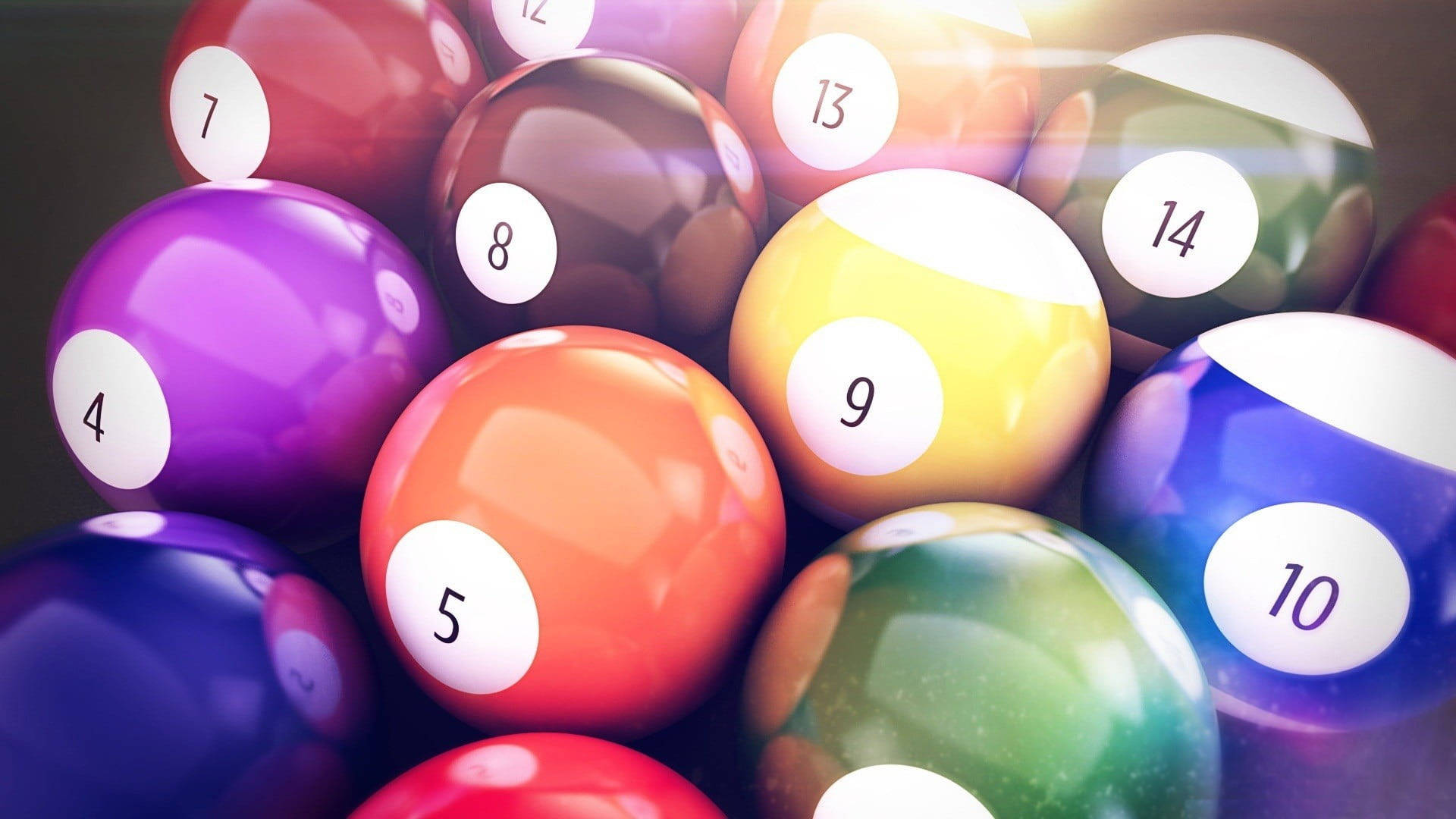 Snooker 桌布 壁紙 — 鮮豔光澤的撞球號碼4至14在溫暖背光下緊密聚集，帶有柔和鏡頭光暈。