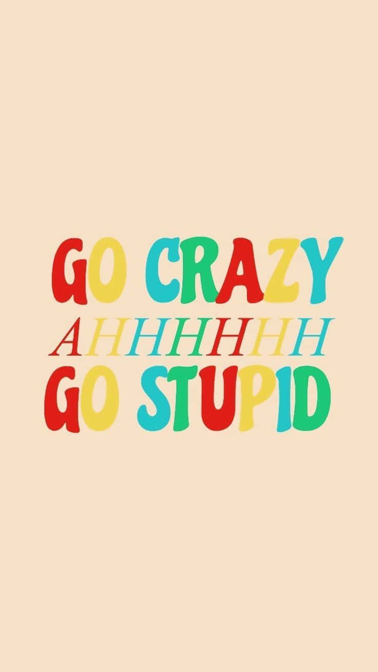 瘋狂 桌布 壁紙 — 鮮豔多彩的文字在柔和的米色背景上寫著「GO CRAZY AHHHHHH GO STUPID」。