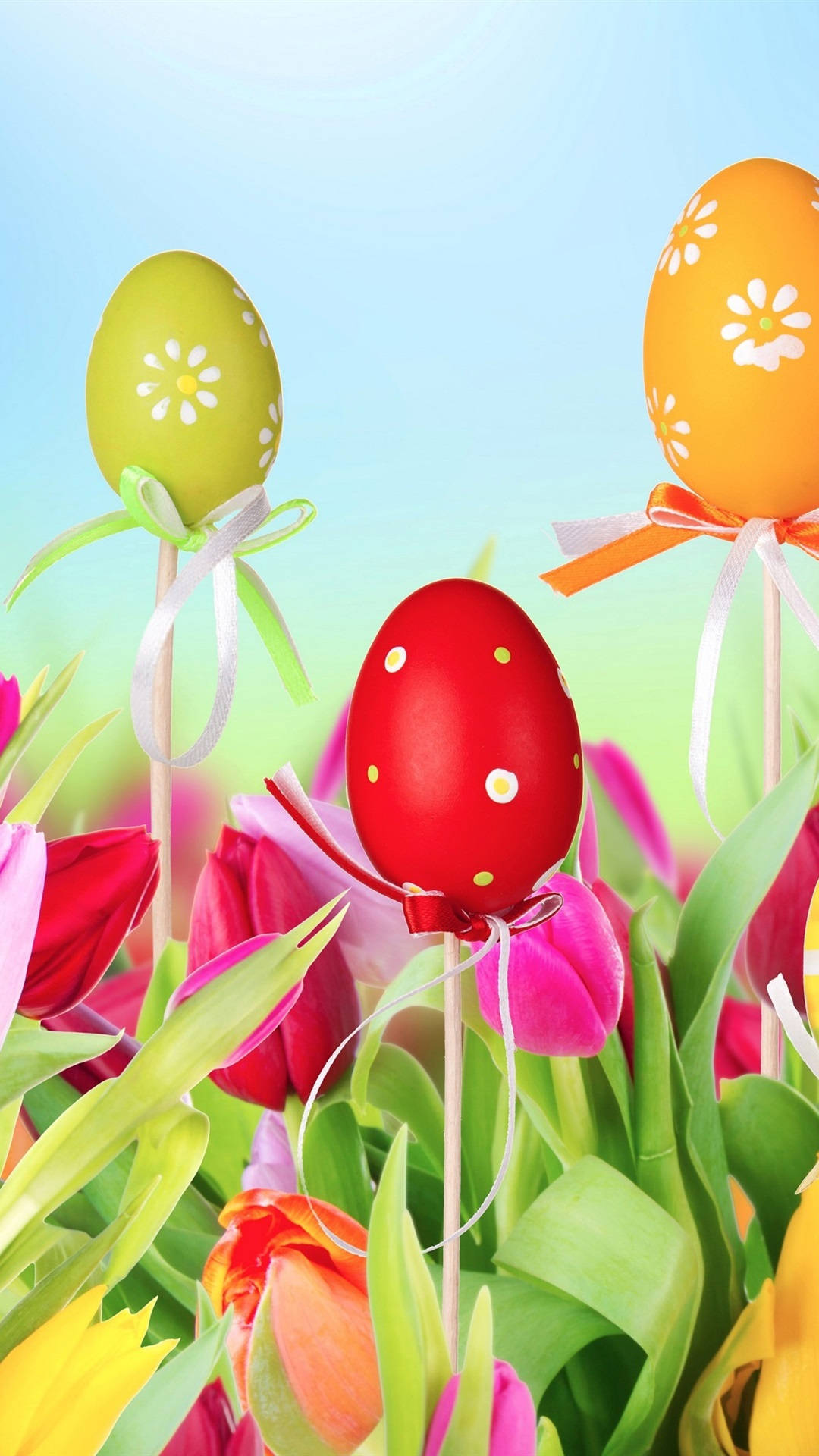 Easter iPhone 桌布 壁紙 — 鮮豔彩繪復活蛋插在棍上，點綴於色彩繽紛的鬱金香之間，襯托柔和藍天。