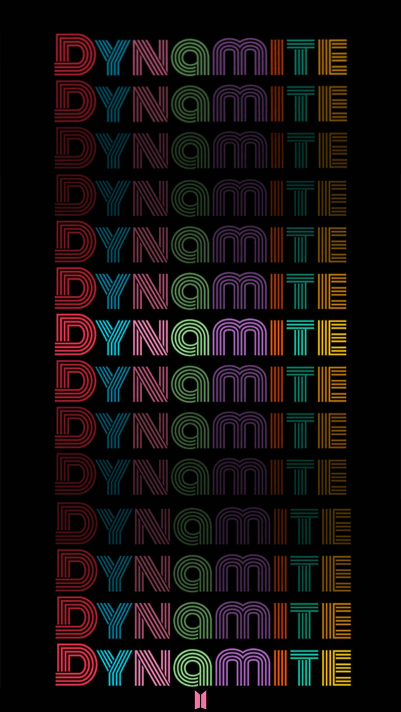 BTS 桌布 壁紙 — 鮮豔彩虹色的「DYNAMITE」文字在黑色背景上垂直重複，呈現復古數位風格。