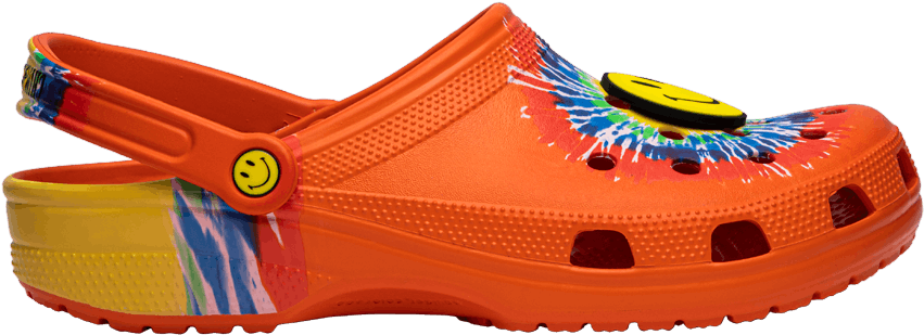 Crocs 桌布 壁紙 — 鮮豔橙色Crocs木屐，帶有紮染彩虹圖案和笑臉點綴，背景簡潔。