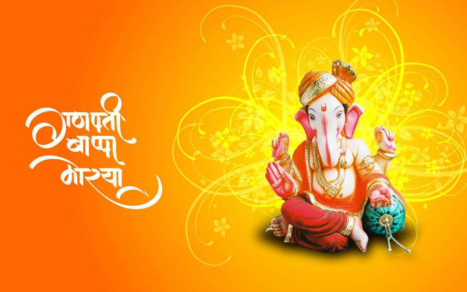 Ganesh Chaturthi 桌布 壁紙 — 鮮豔橙色和金色的象神雕像，帶有旋轉花卉圖案和天城文，背景光彩奪目。