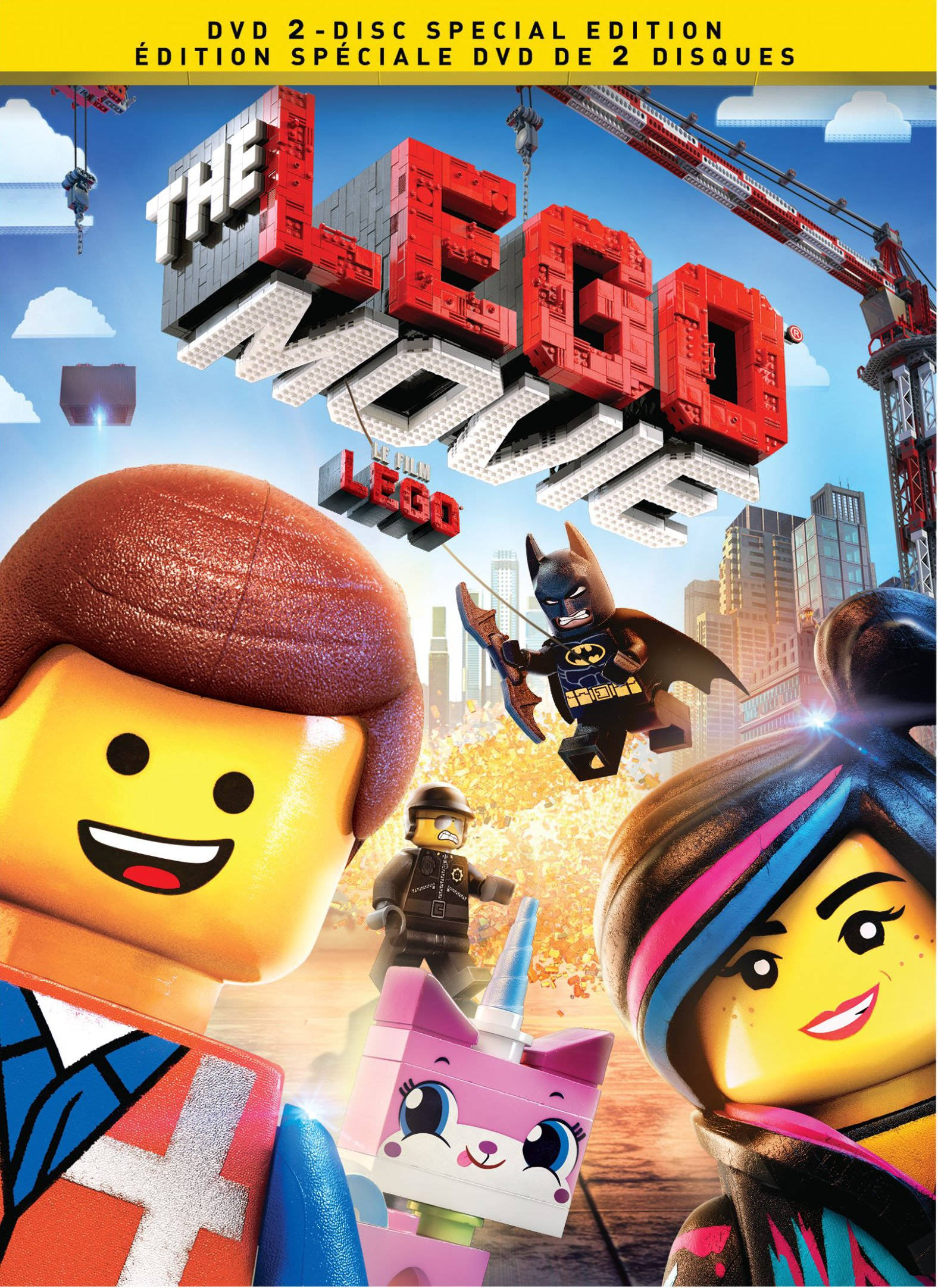 樂高 桌布 壁紙 — 鮮豔的LEGO角色，包括蝙蝠俠和Emmet，在明亮的城市景觀中微笑，背景有建築起重機和漂浮的積木。