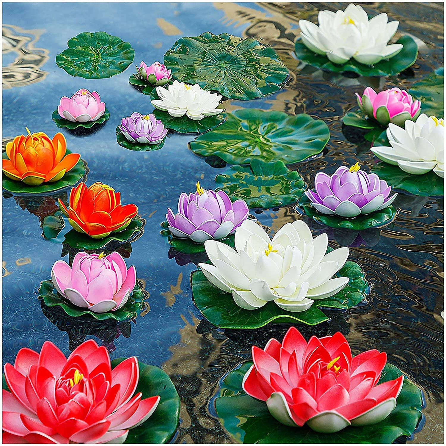 lily 桌布 壁紙 — 鮮豔的人造睡蓮以紅色、粉紅色、紫色和白色盛開，在平靜的深藍色池塘表面，茂密的綠色睡蓮葉上綻放。