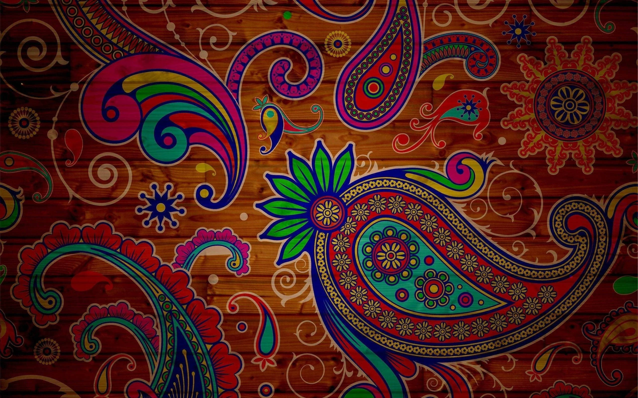 Paisley 桌布 壁紙 — 鮮豔的佩斯利圖案以大膽色彩在紋理木質背景上旋轉。