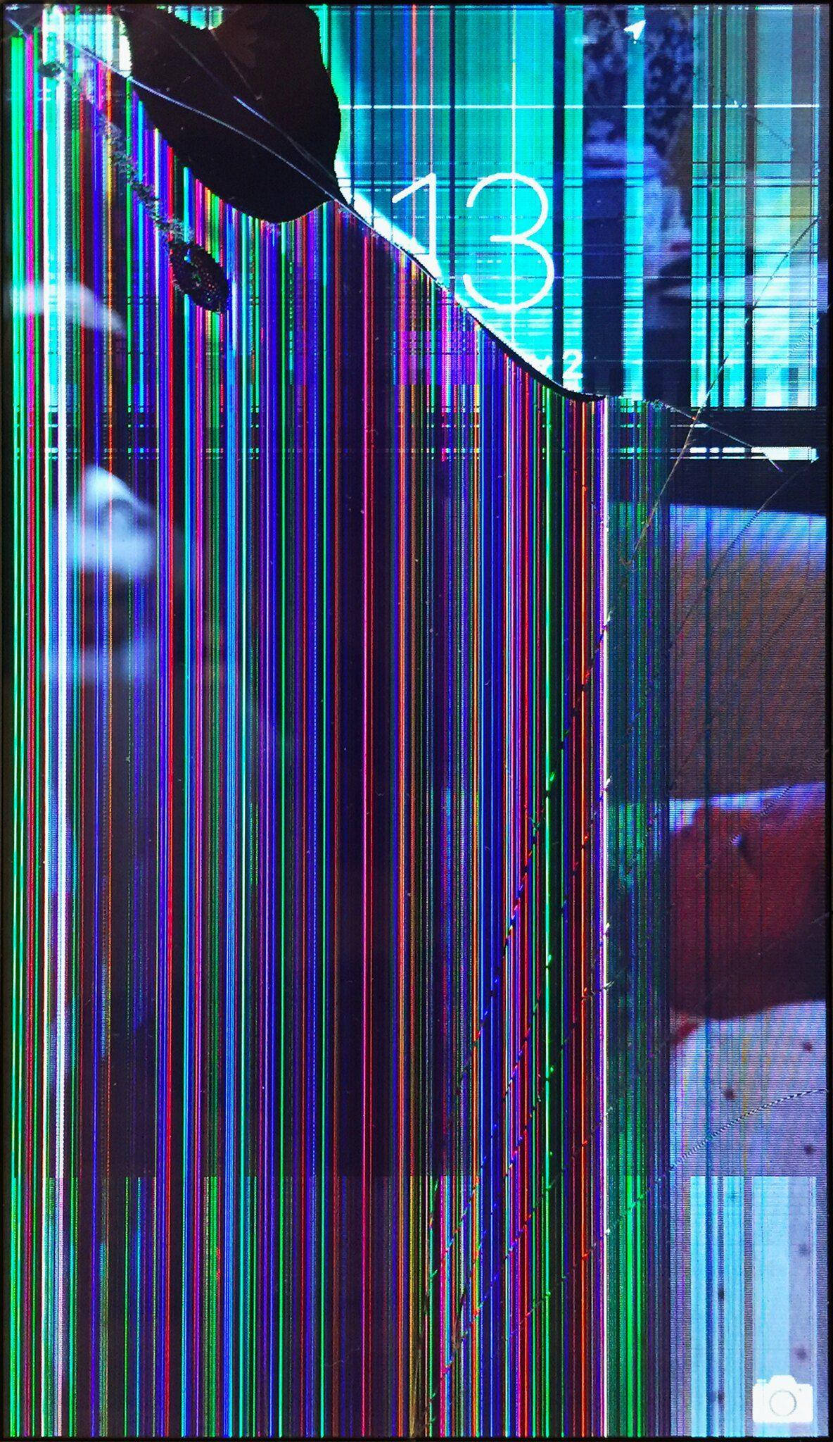 Screen 桌布 壁紙 — 鮮豔的垂直故障線條在顯示數字13的碎片化數位顯示器上層疊。