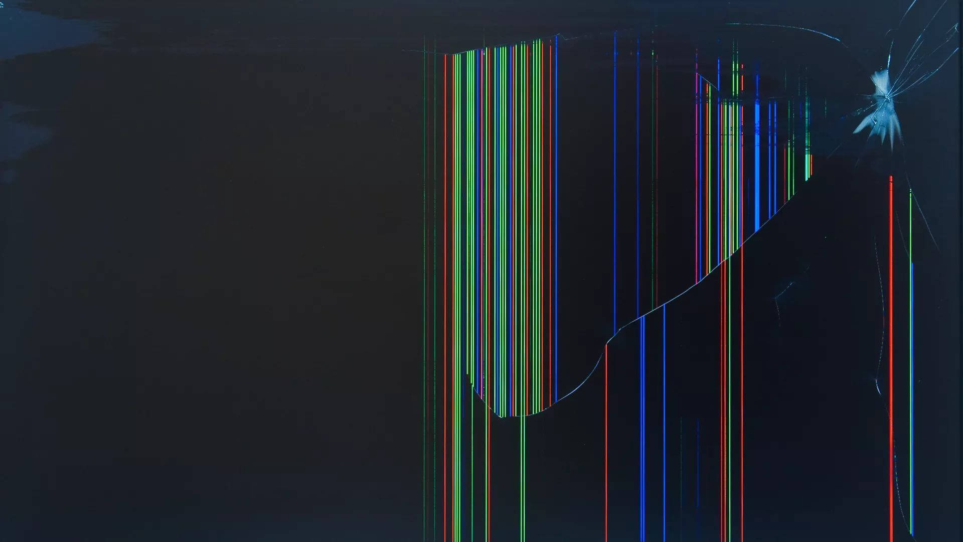 Screen 桌布 壁紙 — 鮮豔的垂直數據流在黑暗背景下通過破碎的數字屏幕傾瀉而下。