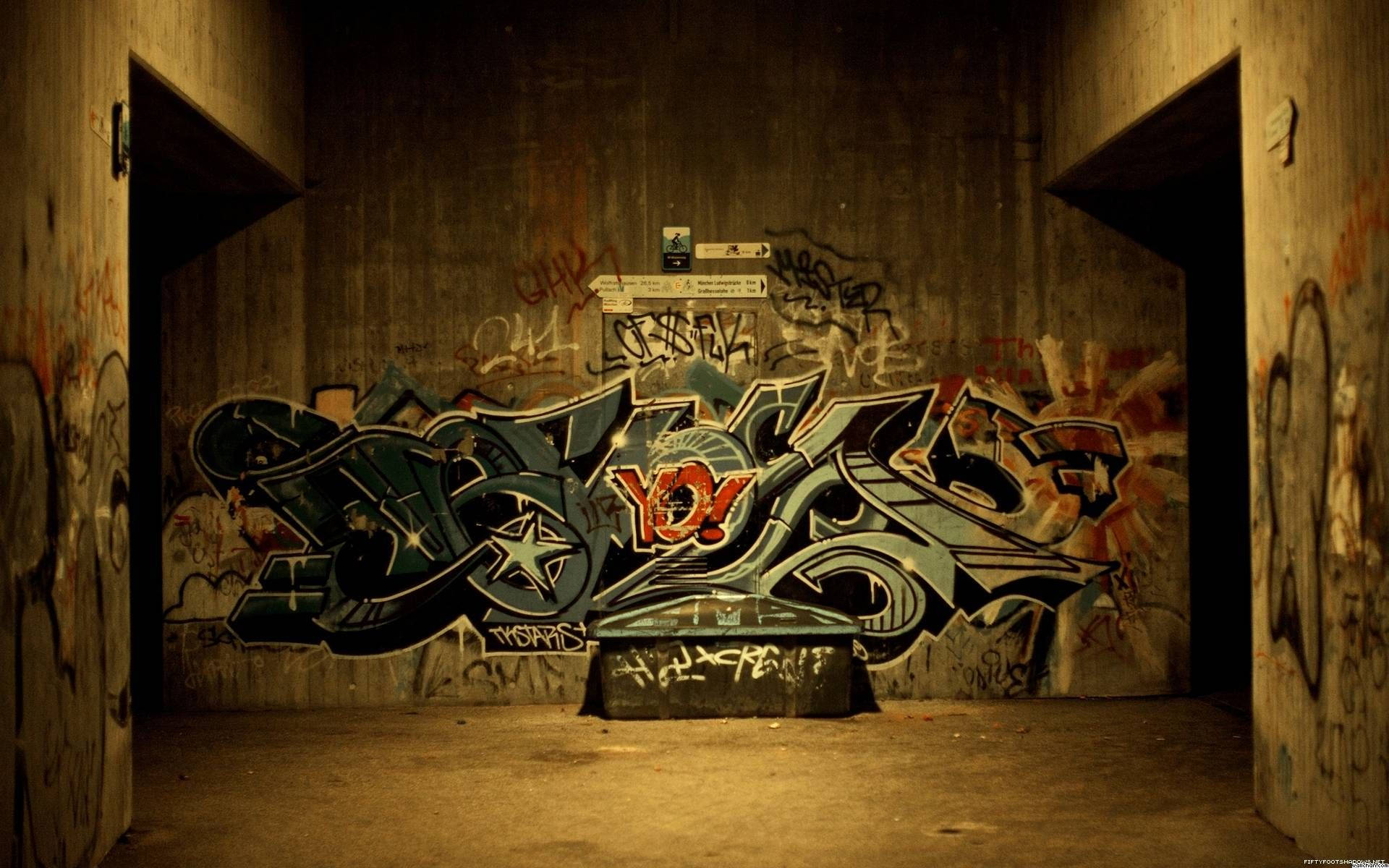 tunnel 桌布 壁紙 — 鮮豔的塗鴉藝術以大膽色彩主導一條燈光昏暗的混凝土隧道，牆壁破舊，門口黑暗。