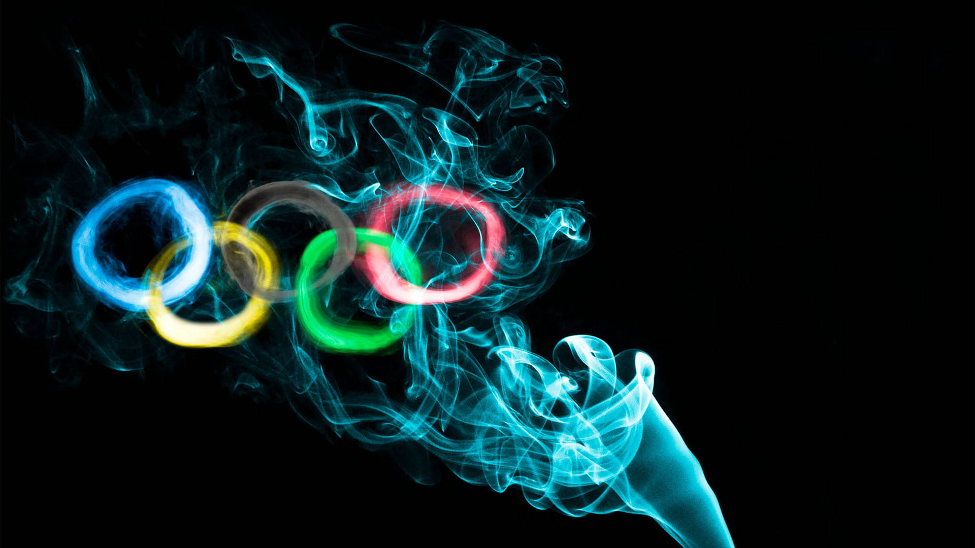 奧運 桌布 壁紙 — 鮮豔的奧運五環由發光的煙霧在純黑背景上形成。