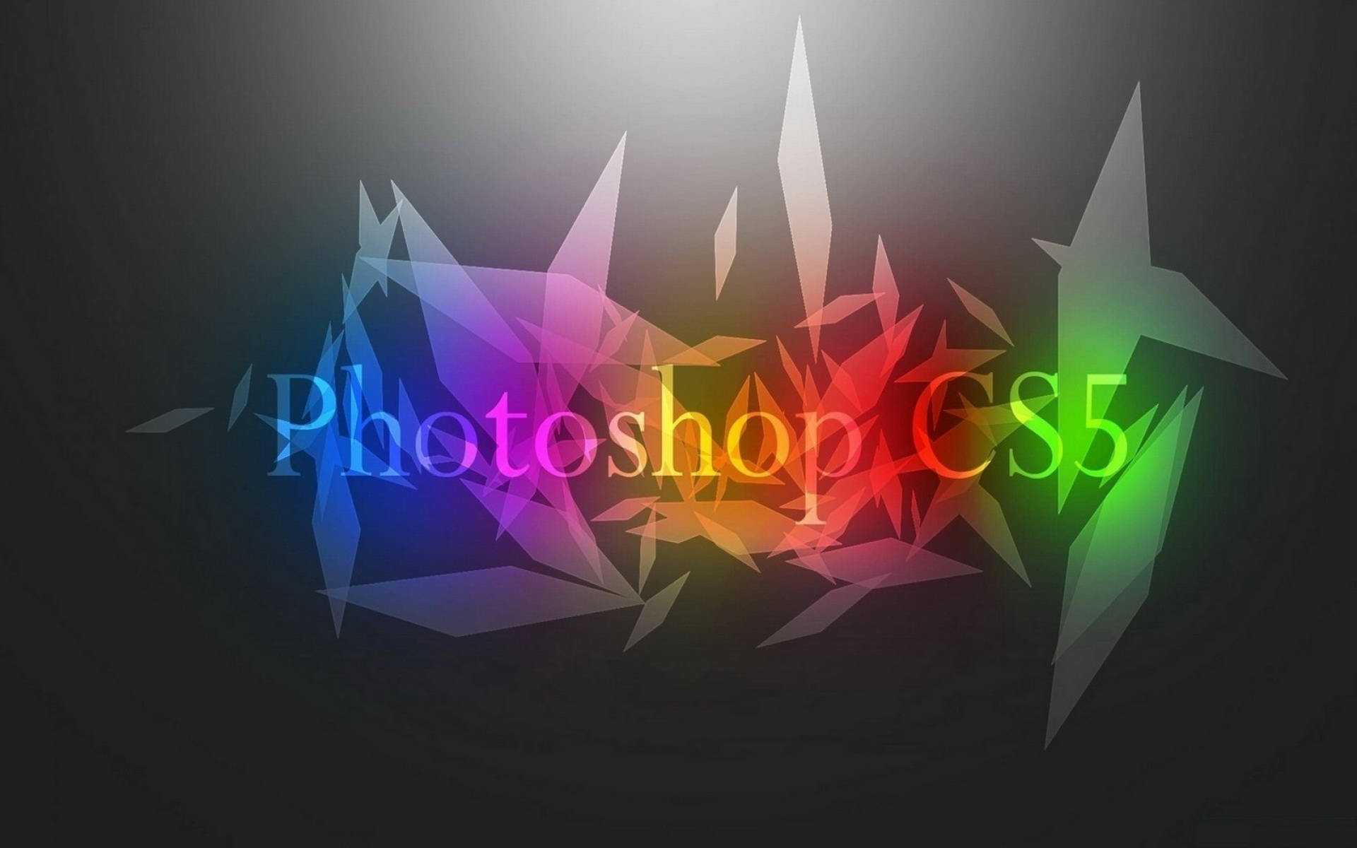 桌布 壁紙 — 鮮豔的幾何碎片在黑暗漸變背景上發光的「Photoshop CS5」文字後方以彩虹色調爆發。