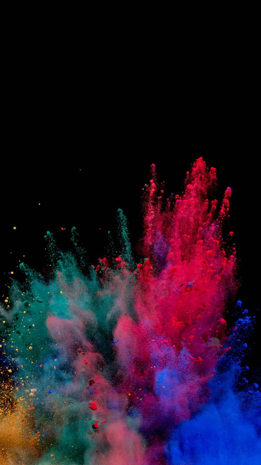 AMOLED 桌布 壁紙 — 鮮豔的彩色粉末在純黑色背景上爆炸，形成紅色、青色、藍色和金色的動態爆發。