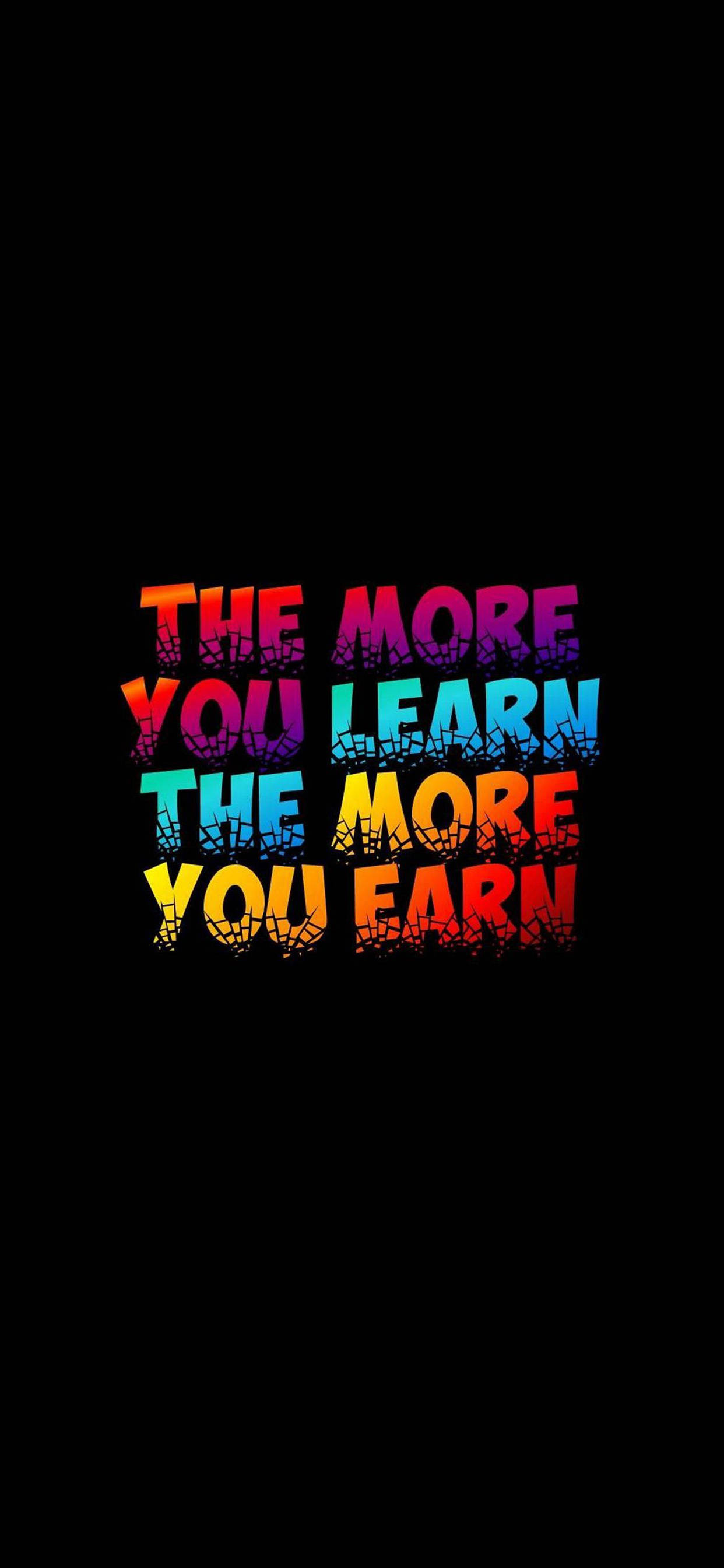 勵志 iPhone 桌布 壁紙 — 鮮豔的彩虹文字在純黑色背景上顯示「THE MORE YOU LEARN THE MORE YOU EARN」。