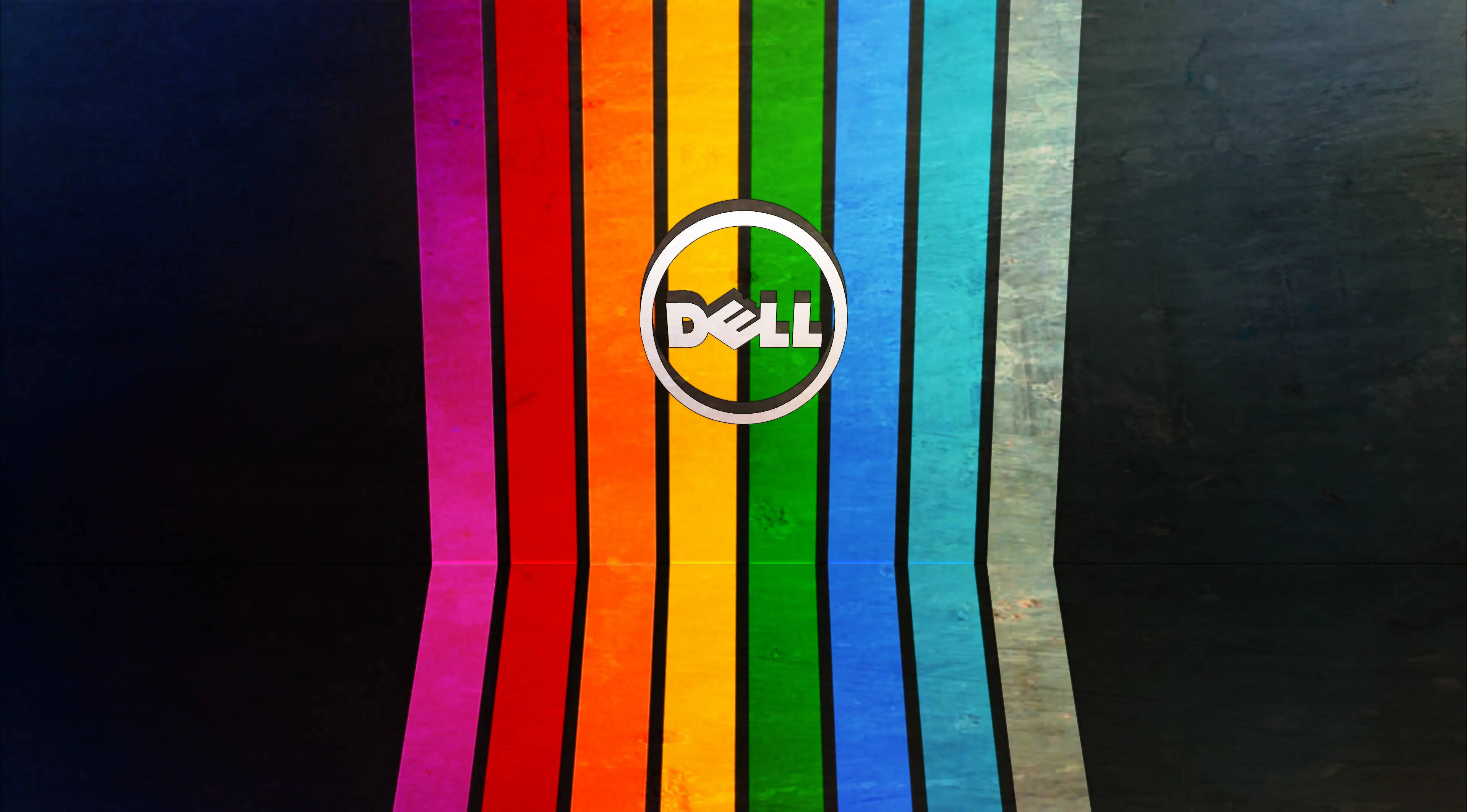 dell 4K 桌布 壁紙 — 鮮豔的彩虹條紋在居中的 Dell 標誌後面匯聚，背景是深色紋理。