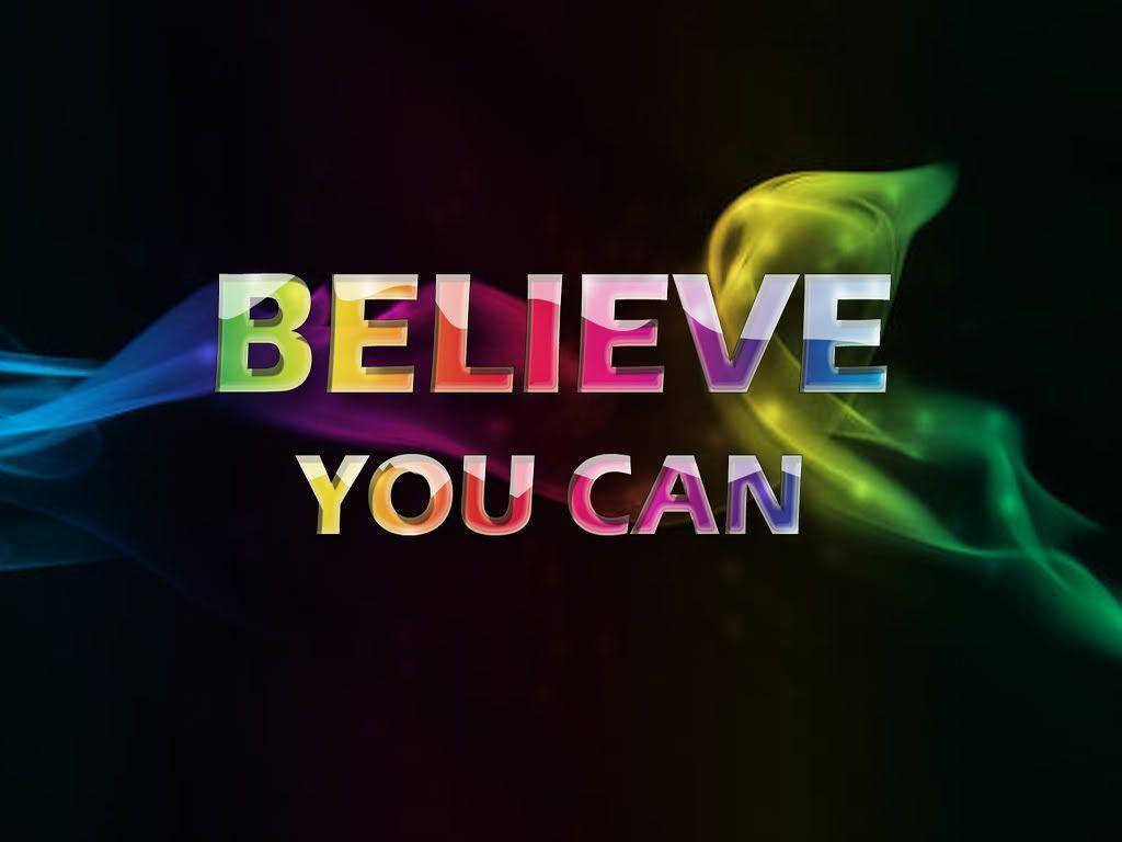 Inspirational Quotes 桌布 壁紙 — 鮮豔的彩虹煙霧在深色背景上，於粗體3D文字「believe you can」後方流動。
