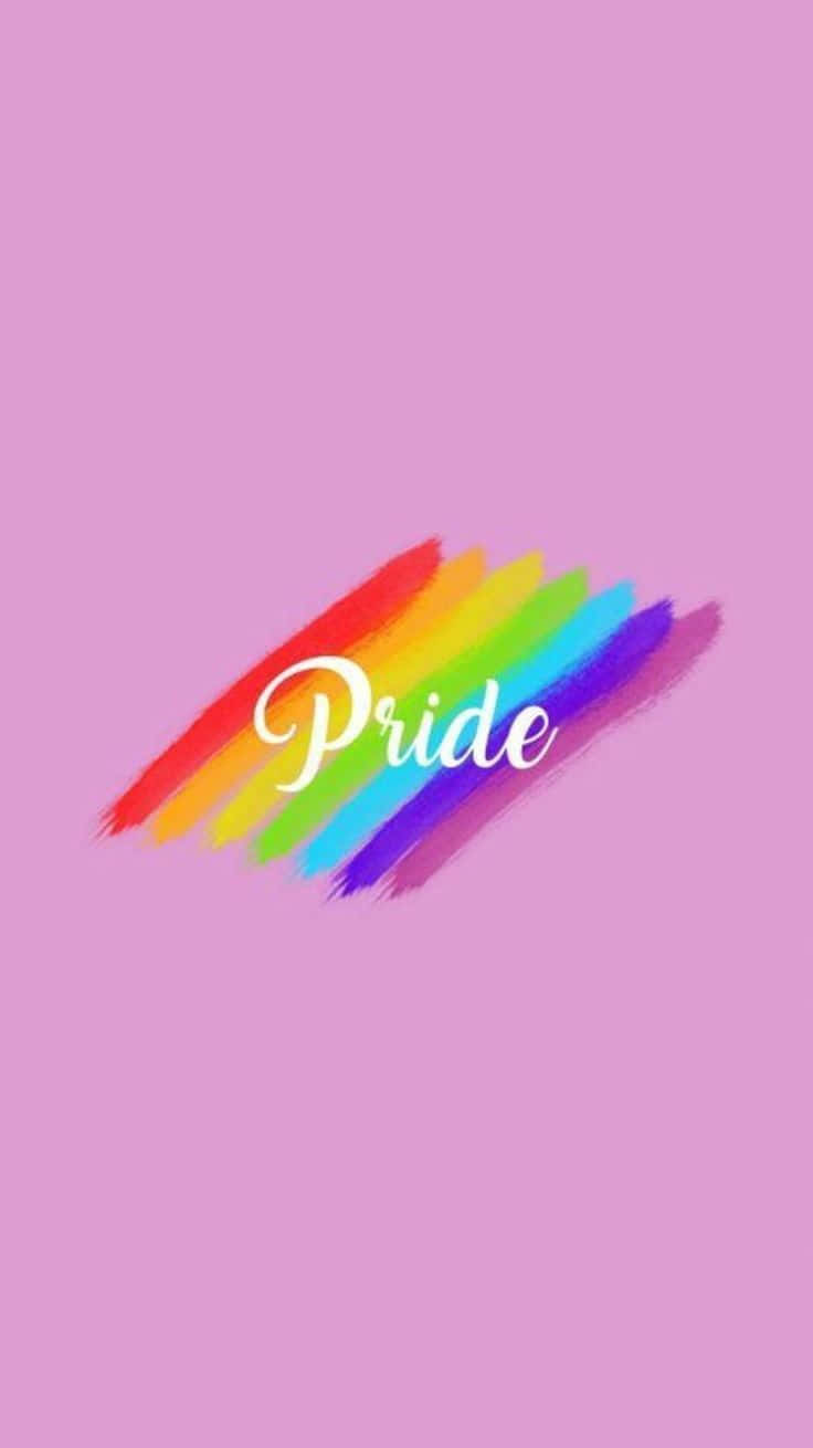 Aesthetic Lgbt Rainbow 桌布 壁紙 — 鮮豔的彩虹筆觸，上面有白色草書的「Pride」字樣，背景為柔和的粉紅色。