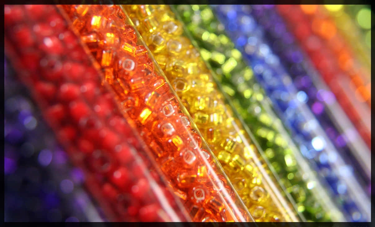 Bead 桌布 壁紙 — 鮮豔的彩虹管狀光澤珠子，清晰對焦，背景模糊散景。