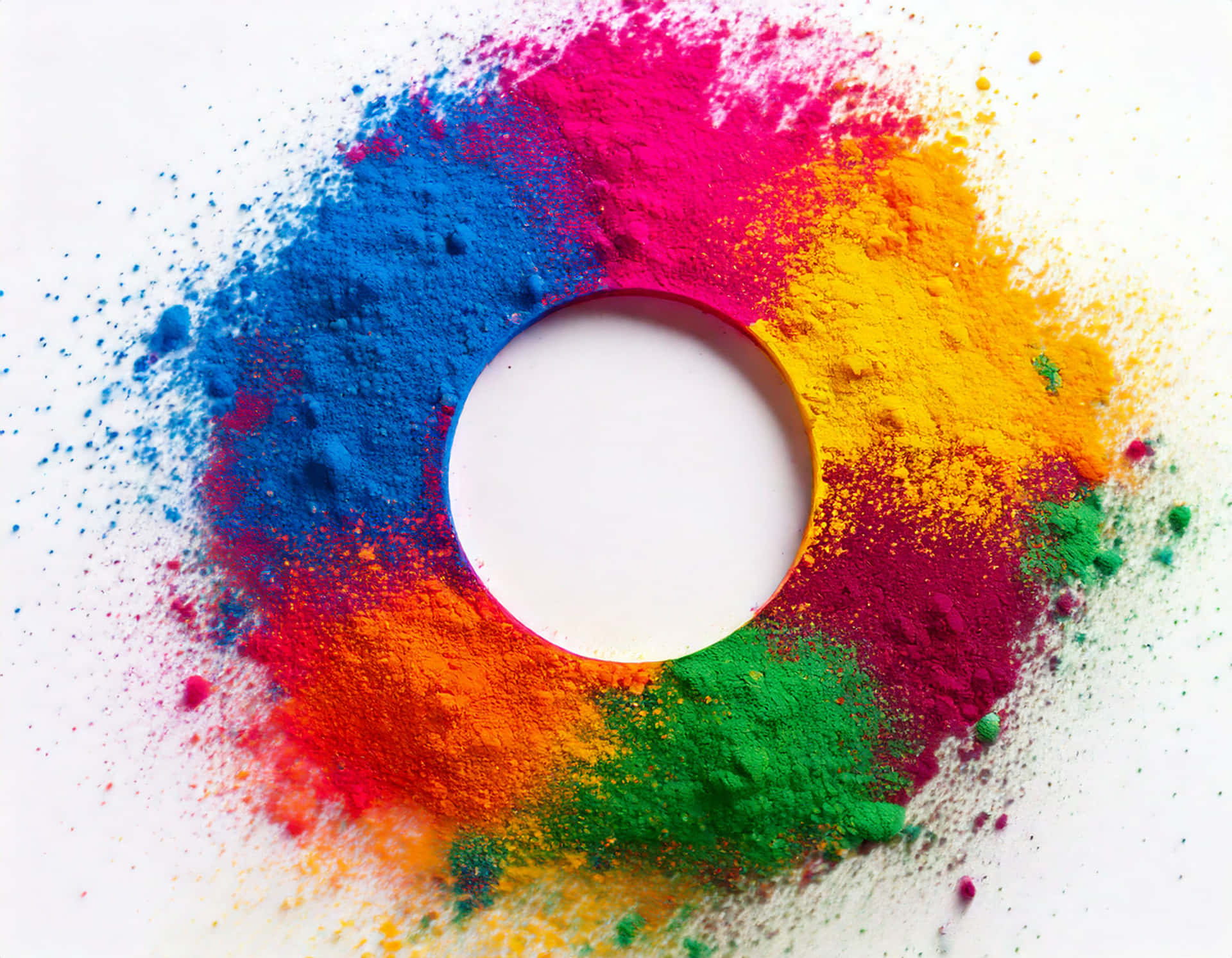 Holi Color Ring 壁紙 — 鮮豔的彩虹粉末在明亮的白色表面上圍繞一個白色孔洞呈圓形噴灑。