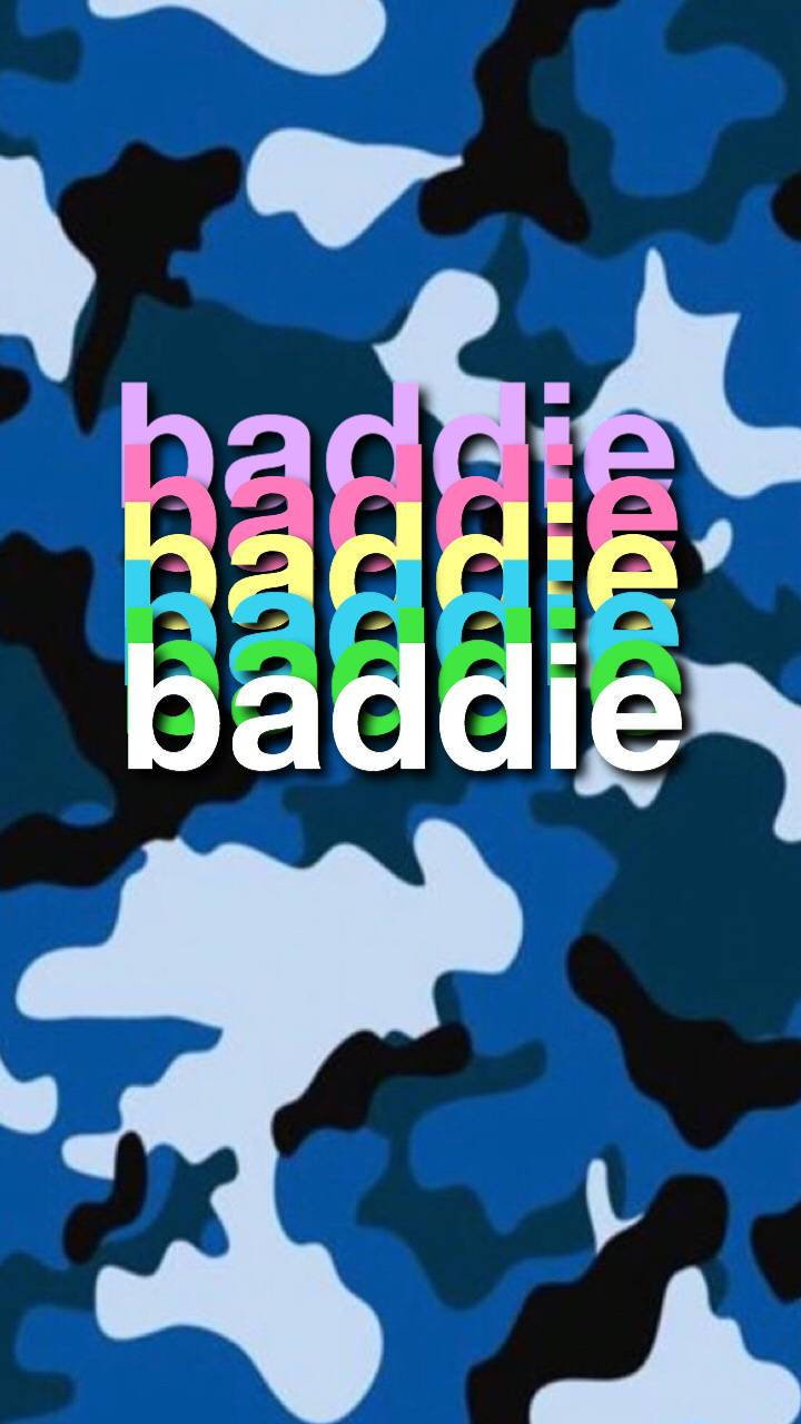 iPhone 壞女孩 桌布 壁紙 — 鮮豔的彩虹色文字拼出 baddie，疊加在醒目的藍、黑、白迷彩圖案上。