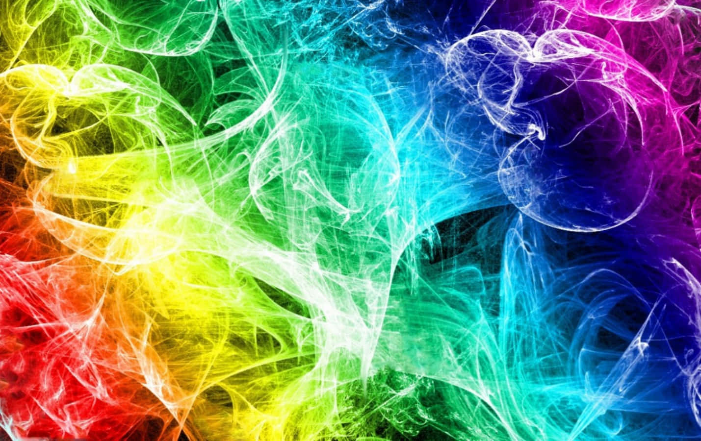 彩虹 桌布 壁紙 — 鮮豔的彩虹色煙霧在深色背景上形成動態流動的圖案。