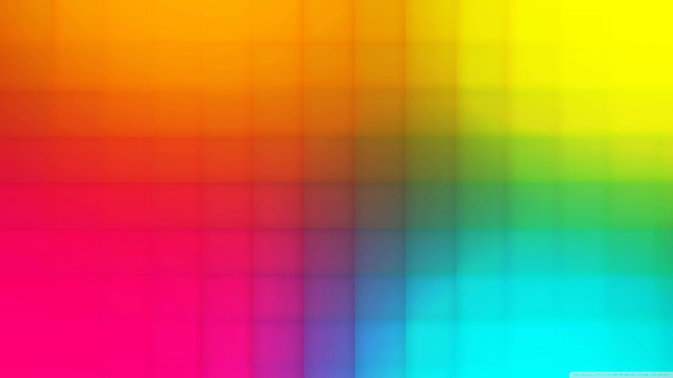 Spectrum 桌布 壁紙 — 鮮豔的彩虹色調漸變，以柔和模糊的方形呈現，從紅色過渡到黃色再到青色。