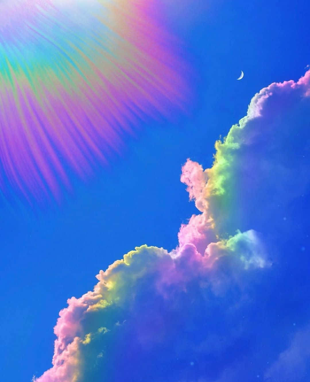 雲朵 桌布 壁紙 — 鮮豔的彩虹雲彩劃過蔚藍的天空，伴隨著新月和燦爛的陽光。