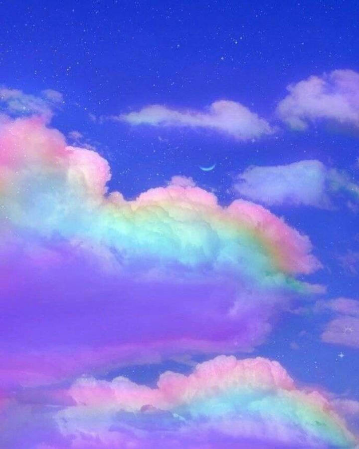 迷幻美學 桌布 壁紙 — 鮮豔的彩虹雲朵漂浮在繁星點點的深藍色天空下，一彎新月在上方柔和發光。