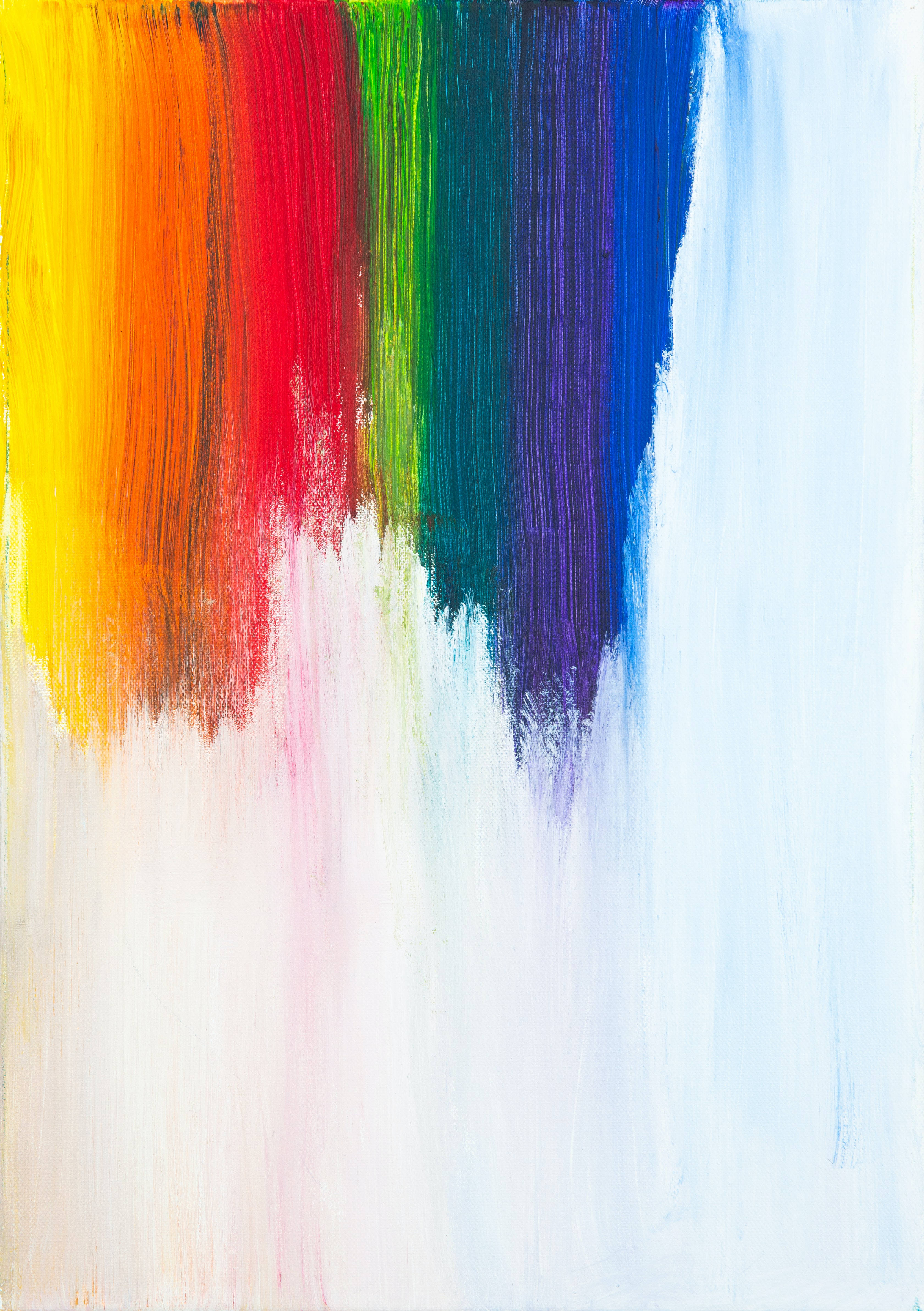 Painting 桌布 壁紙 — 鮮豔的彩虹顏料筆觸向下傾瀉在柔軟的白色畫布上，創造出大膽的抽象構圖。